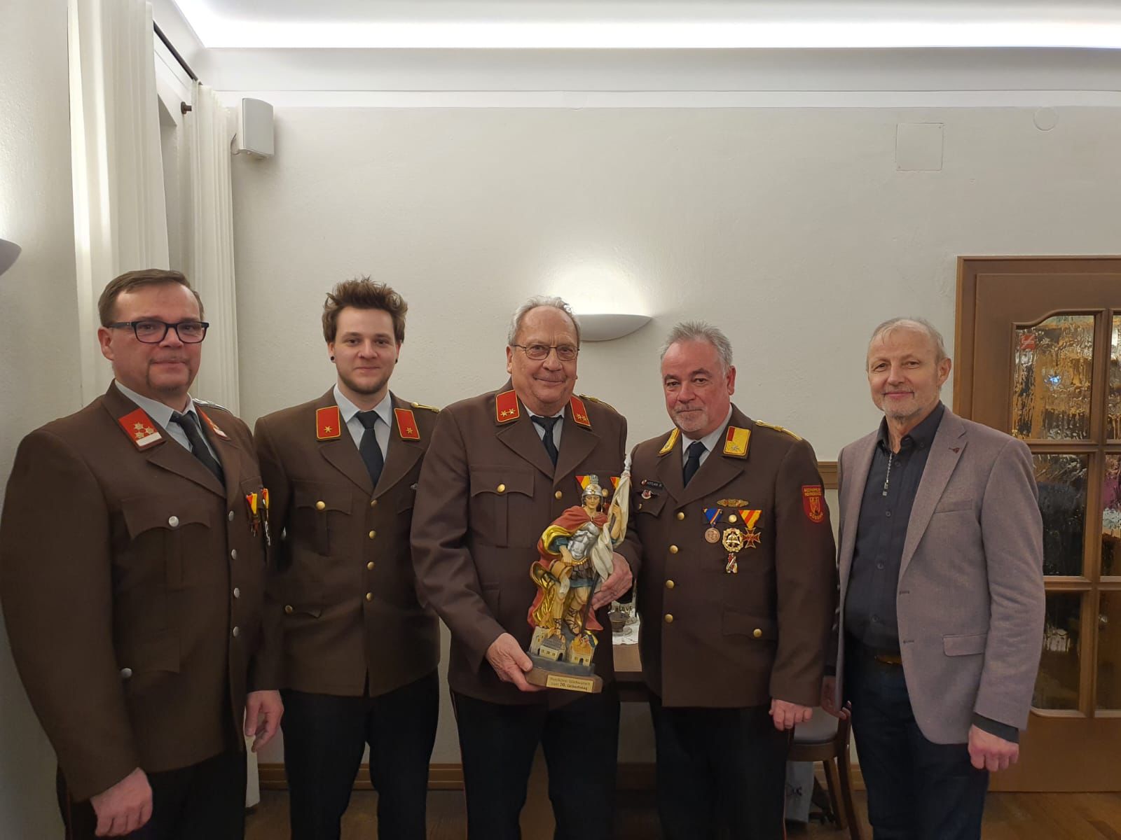 Foto v.l.n.r.: OV Gasper Patrick, Kdtstv. Jelosits Nico, Ehrenfeuerwehrkommandant Keller Johann, ABI Kotlan Ralf, Bgm. Trinkl Johann